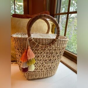 Weaved straw basket handbag